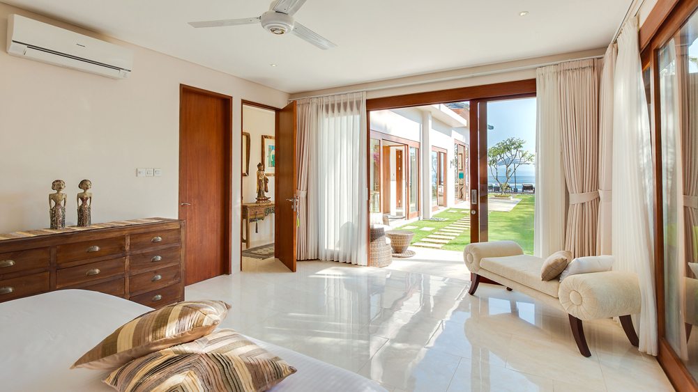 Villa Tirta Nila - Breezy guest bedroom by the garden lawn